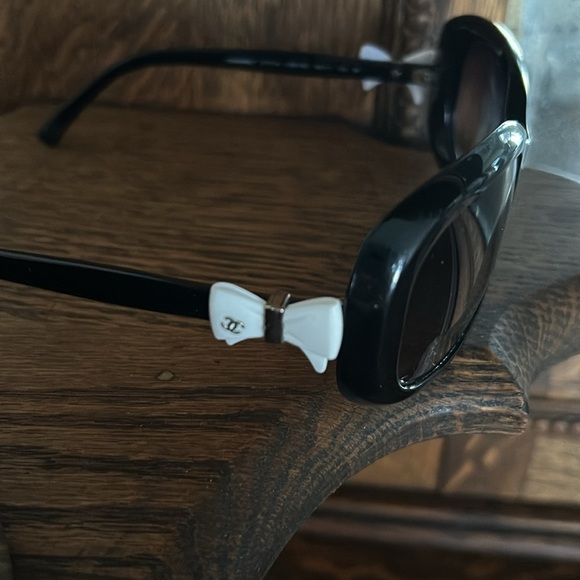 Chanel Bow Sunglasses - Picture 3 of 13